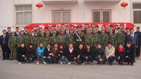 2009年食品板塊聘請“國旗護(hù)衛(wèi)隊(duì)”戰(zhàn)士進(jìn)行軍事化訓(xùn)練